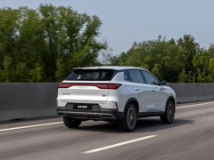 Dongfeng Huge. Выпускается с 2022 года. Две базовые комплектации. Цены от 2 990 000 до 3 140 000 руб.Двигатель 1.5, бензиновый. Привод передний. КПП: роботизированная.