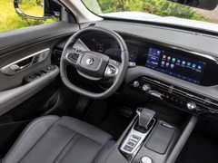 Dongfeng Huge. Выпускается с 2022 года. Две базовые комплектации. Цены от 2 990 000 до 3 140 000 руб.Двигатель 1.5, бензиновый. Привод передний. КПП: роботизированная.