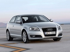 Audi A3 (2004). Выпускается с 2004 года. Пятнадцать базовых комплектаций. Цены от 904 800 до 1 462 300 руб.Двигатель от 1.2 до 2.0, бензиновый. Привод передний и полный. КПП: механическая и роботизированная.