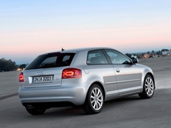 Audi A3 (2004). Выпускается с 2004 года. Пятнадцать базовых комплектаций. Цены от 904 800 до 1 462 300 руб.Двигатель от 1.2 до 2.0, бензиновый. Привод передний и полный. КПП: механическая и роботизированная.