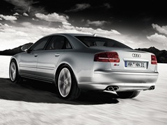 Audi S8 (2006). Выпускается с 2006 года. Одна базовая комплектация. Цена 4 958 800 руб.Двигатель 5.2, бензиновый. Привод полный. КПП: автоматическая.