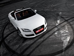 Audi TT Roadster (2006). Выпускается с 2006 года. Три базовые комплектации. Цены от 1 709 000 до 2 028 000 руб.Двигатель от 1.8 до 2.0, бензиновый. Привод передний и полный. КПП: роботизированная.