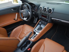 Audi TT Roadster (2006). Выпускается с 2006 года. Три базовые комплектации. Цены от 1 709 000 до 2 028 000 руб.Двигатель от 1.8 до 2.0, бензиновый. Привод передний и полный. КПП: роботизированная.