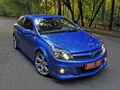 Opel Astra OPC (2005). Выпускается с 2005 года. Одна базовая комплектация. Цена 994 500 руб.Двигатель 2.0, бензиновый. Привод передний. КПП: механическая.