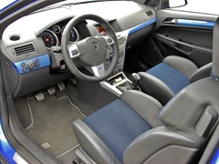 Opel Astra OPC (2005). Выпускается с 2005 года. Одна базовая комплектация. Цена 994 500 руб.Двигатель 2.0, бензиновый. Привод передний. КПП: механическая.