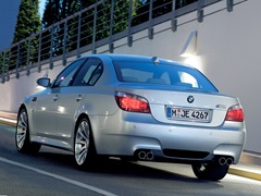 BMW M5 Limousine. Выпускается с 2004 года. Одна базовая комплектация. Цена 4 112 900 руб.Двигатель 5.0, бензиновый. Привод задний. КПП: роботизированная.
