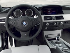 BMW M5 Limousine. Выпускается с 2004 года. Одна базовая комплектация. Цена 4 112 900 руб.Двигатель 5.0, бензиновый. Привод задний. КПП: роботизированная.