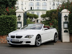BMW M6 Cabrio (2004). Выпускается с 2004 года. Одна базовая комплектация. Цена 6 993 000 руб.Двигатель 5.0, бензиновый. Привод задний. КПП: автоматическая.