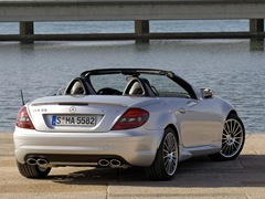 Mercedes-Benz SLK 55 AMG (2004). Выпускается с 2004 года. Одна базовая комплектация. Цена 3 058 000 руб.Двигатель 5.4, бензиновый. Привод задний. КПП: автоматическая.