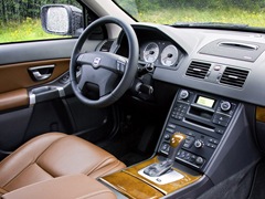 Volvo XC90 (2002). Выпускается с 2002 года. Восемь базовых комплектаций. Цены от 1 799 000 до 1 976 000 руб.Двигатель от 2.4 до 2.5, дизельный и бензиновый. Привод полный. КПП: автоматическая.