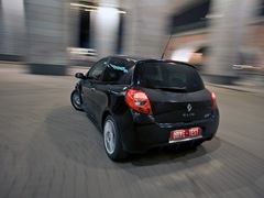 Renault Clio RS (2005). Выпускается с 2005 года. Одна базовая комплектация. Цена 842 700 руб.Двигатель 2.0, бензиновый. Привод передний. КПП: механическая.