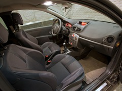 Renault Clio RS (2005). Выпускается с 2005 года. Одна базовая комплектация. Цена 842 700 руб.Двигатель 2.0, бензиновый. Привод передний. КПП: механическая.