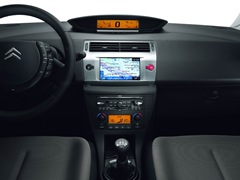 Citroen C4 Hatchback (2004). Выпускается с 2004 года. Пять базовых комплектаций. Цены от 618 000 до 747 000 руб.Двигатель 1.6, бензиновый. Привод передний. КПП: механическая и автоматическая.