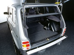 Lada 4x4 5D. Выпускается с 1995 года. Три базовые комплектации. Цены от 755 900 до 831 900 руб.Двигатель 1.7, бензиновый. Привод полный. КПП: механическая.