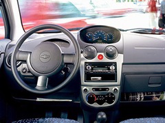 Chevrolet Spark (2005). Выпускается с 2005 года. Семнадцать базовых комплектаций. Цены от 301 770 до 424 770 руб.Двигатель от 0.8 до 1.0, бензиновый. Привод передний. КПП: механическая и автоматическая.