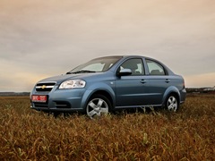 Chevrolet Aveo Sedan. Выпускается с 2003 года. Шесть базовых комплектаций. Цены от 388 300 до 518 400 руб.Двигатель от 1.2 до 1.4, бензиновый. Привод передний. КПП: механическая и автоматическая.