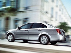Chevrolet Lacetti Sedan. Выпускается с 2004 года. Четыре базовые комплектации. Цены от 462 500 до 587 600 руб.Двигатель от 1.4 до 1.6, бензиновый. Привод передний. КПП: механическая и автоматическая.