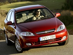 Chevrolet Lacetti 5D. Выпускается с 2004 года. Пять базовых комплектаций. Цены от 462 100 до 562 800 руб.Двигатель от 1.4 до 1.6, бензиновый. Привод передний. КПП: механическая и автоматическая.