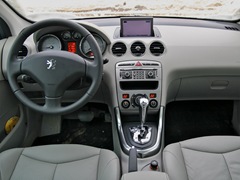 Peugeot 308 Break (2008). Выпускается с 2008 года. Три базовые комплектации. Цены от 678 000 до 730 400 руб.Двигатель 1.6, бензиновый и дизельный. Привод передний. КПП: механическая и автоматическая.