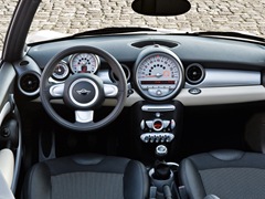 MINI Cooper Cabrio. Выпускается с 2008 года. Четыре базовые комплектации. Цены от 1 189 000 до 1 467 861 руб.Двигатель 1.6, бензиновый. Привод передний. КПП: механическая.