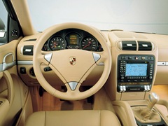 Porsche Cayenne (2003). Выпускается с 2003 года. Шесть базовых комплектаций. Цены от 3 057 000 до 7 557 000 руб.Двигатель от 3.0 до 4.8, бензиновый и дизельный. Привод полный. КПП: автоматическая.