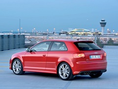 Audi S3 (2008). Выпускается с 2008 года. Две базовые комплектации. Цены от 1 695 900 до 1 766 900 руб.Двигатель 2.0, бензиновый. Привод полный. КПП: механическая и роботизированная.