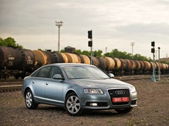 Audi A6 (2005). Выпускается с 2005 года. Десять базовых комплектаций. Цены от 1 628 300 до 3 065 500 руб.Двигатель от 2.0 до 4.2, бензиновый и дизельный. Привод передний и полный. КПП: механическая, вариатор и автоматическая.