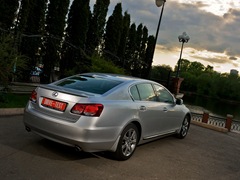 Lexus GS (2005). Выпускается с 2005 года. Семь базовых комплектаций. Цены от 1 947 000 до 2 874 000 руб.Двигатель от 3.0 до 4.6, бензиновый и гибридный. Привод задний и полный. КПП: автоматическая и вариатор.