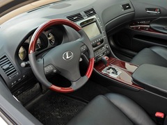 Lexus GS (2005). Выпускается с 2005 года. Семь базовых комплектаций. Цены от 1 947 000 до 2 874 000 руб.Двигатель от 3.0 до 4.6, бензиновый и гибридный. Привод задний и полный. КПП: автоматическая и вариатор.