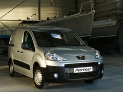 Peugeot Partner Tepee VU. Выпускается с 2008 года. Две базовые комплектации. Цены от 507 500 до 587 500 руб.Двигатель 1.6, бензиновый и дизельный. Привод передний. КПП: механическая.