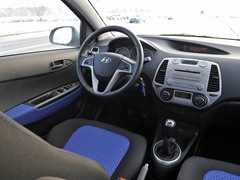 Hyundai i20 5D. Выпускается с 2008 года. Девять базовых комплектаций. Цены от 449 900 до 630 900 руб.Двигатель от 1.2 до 1.4, бензиновый. Привод передний. КПП: механическая и автоматическая.