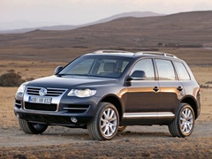 Volkswagen Touareg (2003). Выпускается с 2003 года. Пять базовых комплектаций. Цены от 1 687 000 до 4 300 000 руб.Двигатель от 2.5 до 6.0, дизельный и бензиновый. Привод полный. КПП: автоматическая.