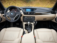 BMW X1 (2009). Выпускается с 2009 года. Семь базовых комплектаций. Цены от 1 810 000 до 2 210 000 руб.Двигатель 2.0, бензиновый и дизельный. Привод задний и полный. КПП: автоматическая и механическая.