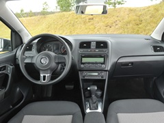 Volkswagen Polo 5D. Выпускается с 2009 года. Семь базовых комплектаций. Цены от 541 760 до 710 760 руб.Двигатель от 1.2 до 1.4, бензиновый. Привод передний. КПП: механическая и роботизированная.