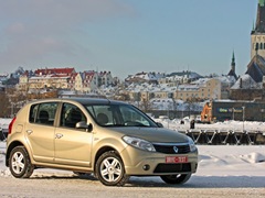 Renault Sandero (2007). Выпускается с 2007 года. Восемь базовых комплектаций. Цены от 380 000 до 501 000 руб.Двигатель от 1.4 до 1.6, бензиновый. Привод передний. КПП: механическая.
