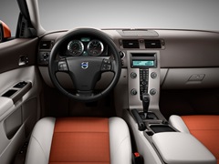 Volvo C30. Выпускается с 2006 года. Пять базовых комплектаций. Цены от 874 000 до 1 429 000 руб.Двигатель от 2.0 до 2.5, бензиновый. Привод передний. КПП: роботизированная, механическая и автоматическая.