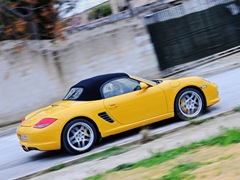 Porsche Boxster (2005). Выпускается с 2005 года. Две базовые комплектации. Цены от 2 747 000 до 3 357 000 руб.Двигатель от 2.9 до 3.4, бензиновый. Привод задний. КПП: механическая.