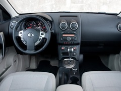 Nissan Qashqai (2007). Выпускается с 2007 года. Двадцать семь базовых комплектаций. Цены от 789 000 до 1 176 000 руб.Двигатель от 1.6 до 2.0, бензиновый. Привод передний и полный. КПП: механическая и вариатор.