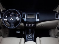 Mitsubishi Outlander XL. Выпускается с 2006 года. Десять базовых комплектаций. Цены от 949 000 до 1 479 000 руб.Двигатель от 2.0 до 3.0, бензиновый. Привод передний и полный. КПП: механическая, вариатор и автоматическая.