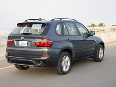 BMW X5 (2007). Выпускается с 2007 года. Девять базовых комплектаций. Цены от 2 919 000 до 4 200 000 руб.Двигатель от 3.0 до 4.4, бензиновый и дизельный. Привод полный. КПП: автоматическая.