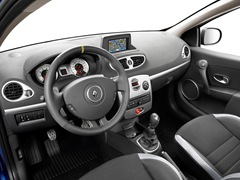 Renault Clio 3D. Выпускается с 2005 года. Одна базовая комплектация. Цена 613 000 руб.Двигатель 1.6, бензиновый. Привод передний. КПП: механическая.