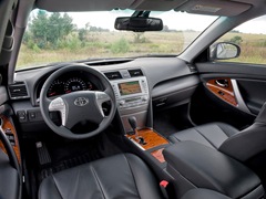 Toyota Camry (2006). Выпускается с 2006 года. Шесть базовых комплектаций. Цены от 949 000 до 1 360 000 руб.Двигатель от 2.4 до 3.5, бензиновый. Привод передний. КПП: механическая и автоматическая.