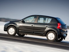Renault Sandero (2007). Выпускается с 2007 года. Восемь базовых комплектаций. Цены от 380 000 до 501 000 руб.Двигатель от 1.4 до 1.6, бензиновый. Привод передний. КПП: механическая.