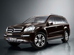 Mercedes-Benz GL (2006). Выпускается с 2006 года. Три базовые комплектации. Цены от 3 270 000 до 5 060 000 руб.Двигатель от 3.0 до 5.5, дизельный и бензиновый. Привод полный. КПП: автоматическая.