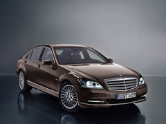 Mercedes-Benz S (2005). Выпускается с 2005 года. Четыре базовые комплектации. Цены от 3 500 000 до 8 100 000 руб.Двигатель от 3.0 до 5.5, бензиновый. Привод задний и полный. КПП: автоматическая.