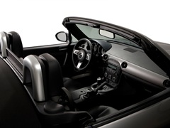 Mazda MX-5. Выпускается с 2005 года. Две базовые комплектации. Цены от 1 315 000 до 1 325 000 руб.Двигатель 2.0, бензиновый. Привод задний. КПП: механическая и автоматическая.