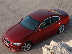 BMW 3 Series Coupe. Выпускается с 2006 года. Четырнадцать базовых комплектаций. Цены от 1 523 000 до 2 606 000 руб.Двигатель от 2.0 до 3.0, бензиновый и дизельный. Привод задний и полный. КПП: механическая и автоматическая.