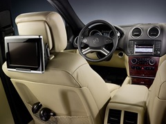 Mercedes-Benz M. Выпускается с 2005 года. Четыре базовые комплектации. Цены от 2 590 000 до 3 590 000 руб.Двигатель от 3.0 до 5.5, дизельный и бензиновый. Привод полный. КПП: автоматическая.