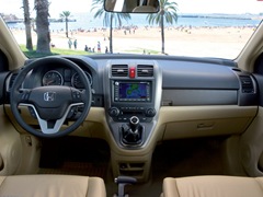 Honda CR-V (2007). Выпускается с 2007 года. Шесть базовых комплектаций. Цены от 1 149 000 до 1 479 000 руб.Двигатель от 2.0 до 2.4, бензиновый. Привод полный. КПП: механическая и автоматическая.
