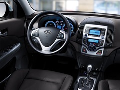 Hyundai i30 (2007). Выпускается с 2007 года. Четыре базовые комплектации. Цены от 685 900 до 766 900 руб.Двигатель 1.6, бензиновый. Привод передний. КПП: механическая и автоматическая.